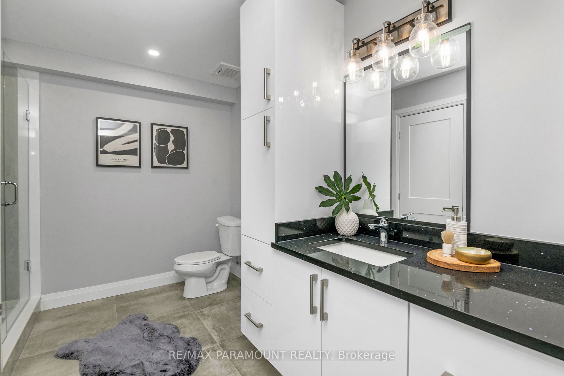 781 Erie St E, #302
