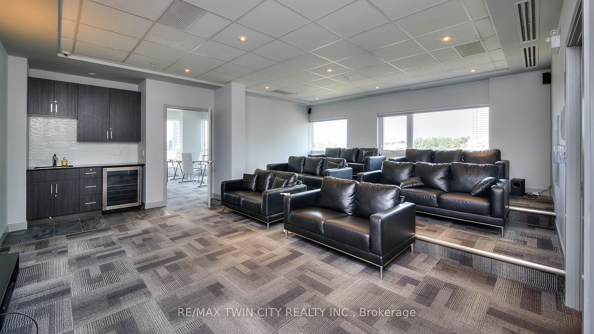 1 Victoria St S, #1806
