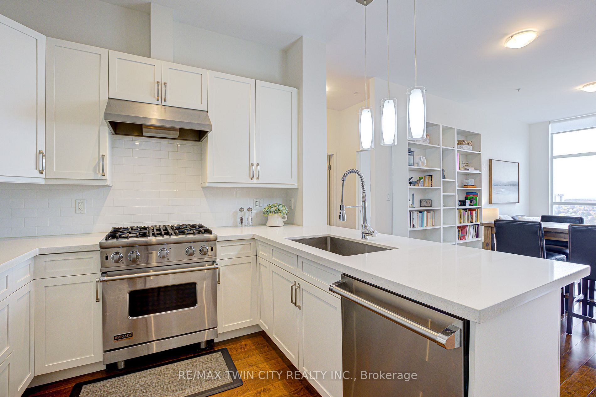 1 Victoria St S, #1806