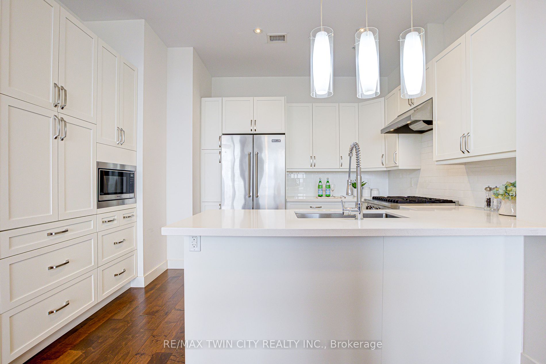 1 Victoria St S, #1806