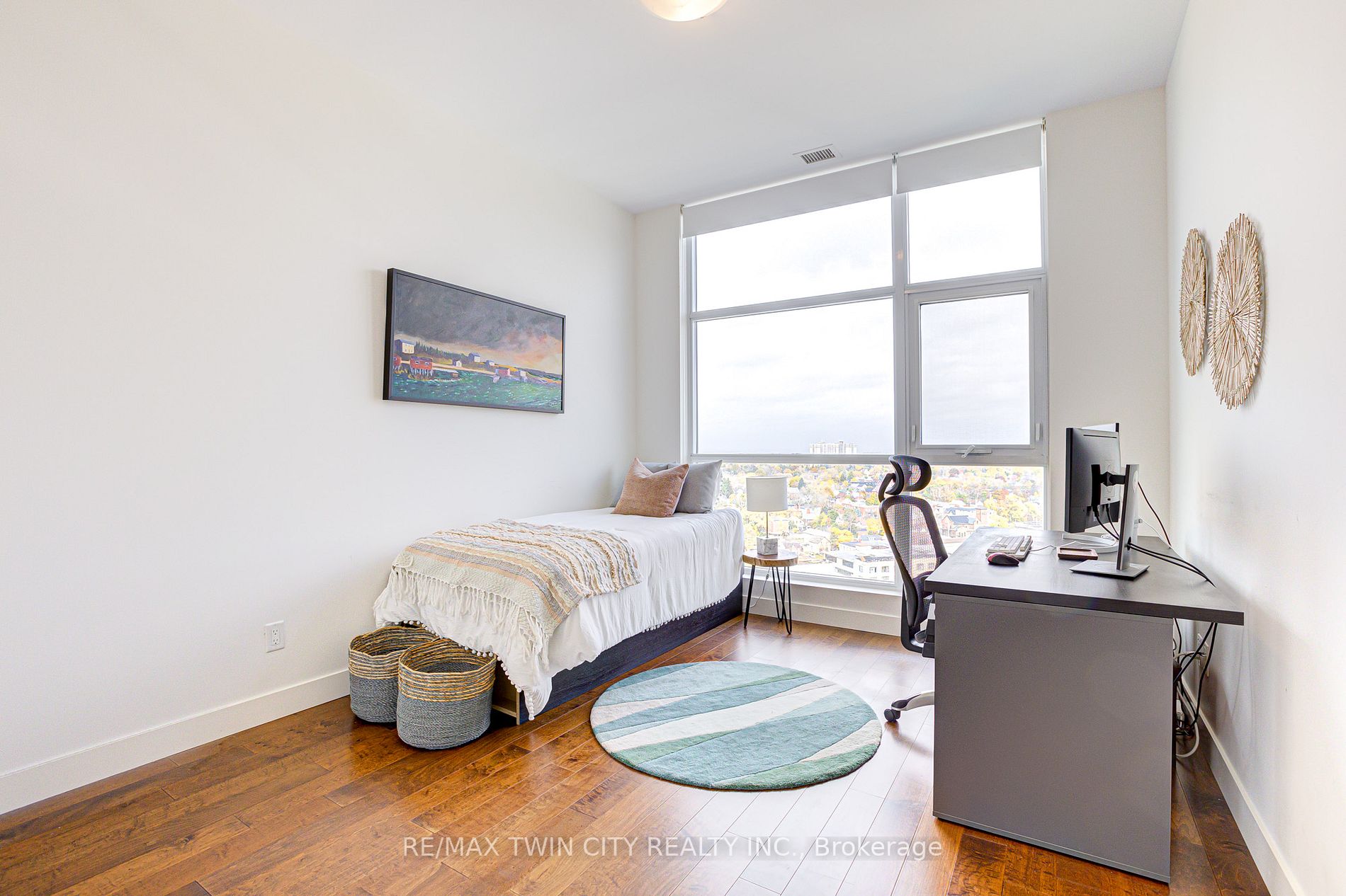 1 Victoria St S, #1806