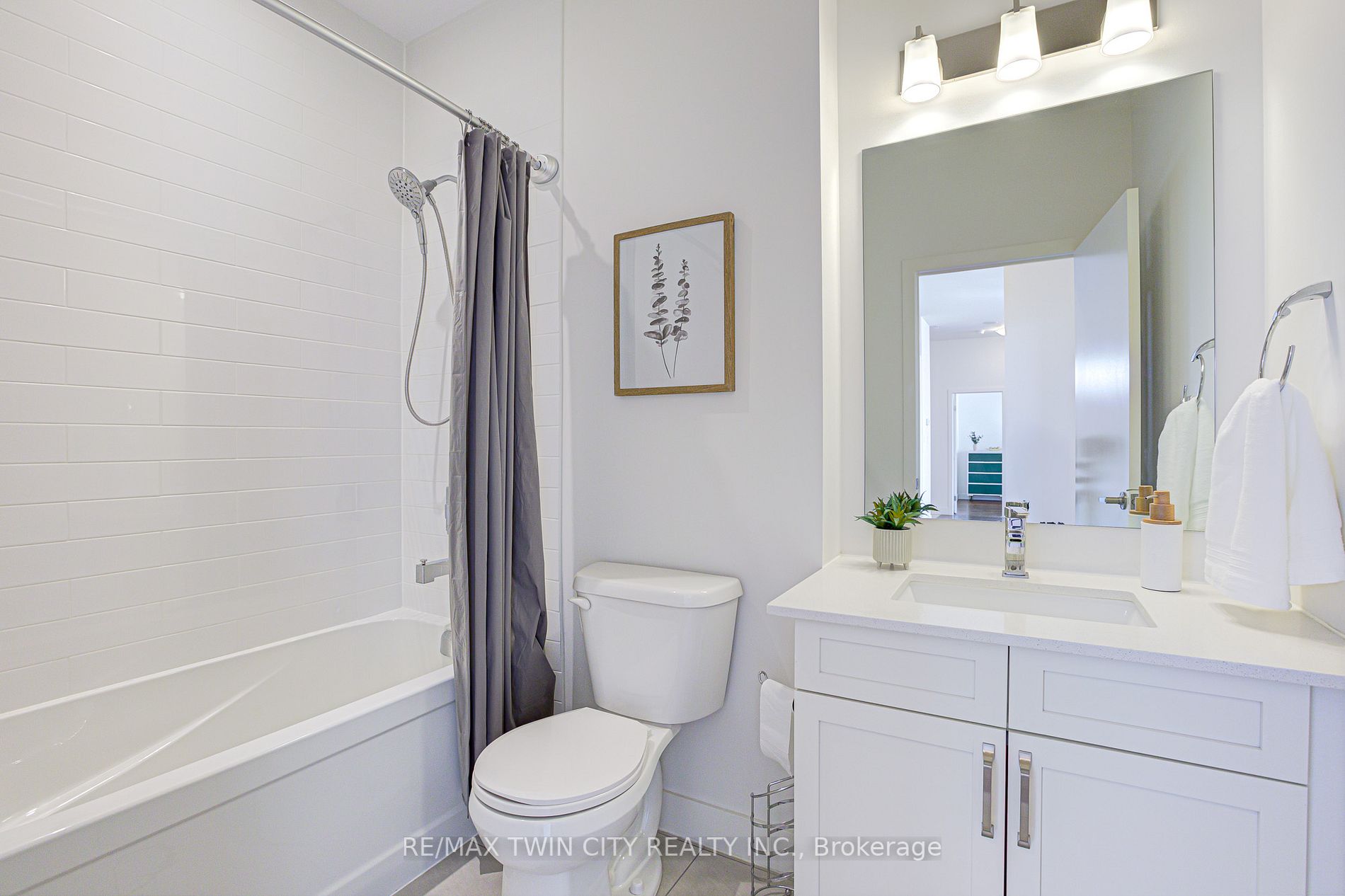 1 Victoria St S, #1806