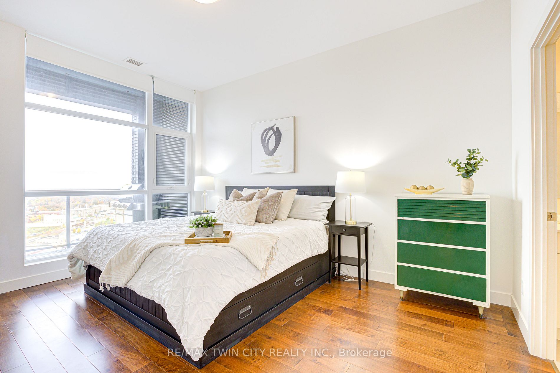 1 Victoria St S, #1806