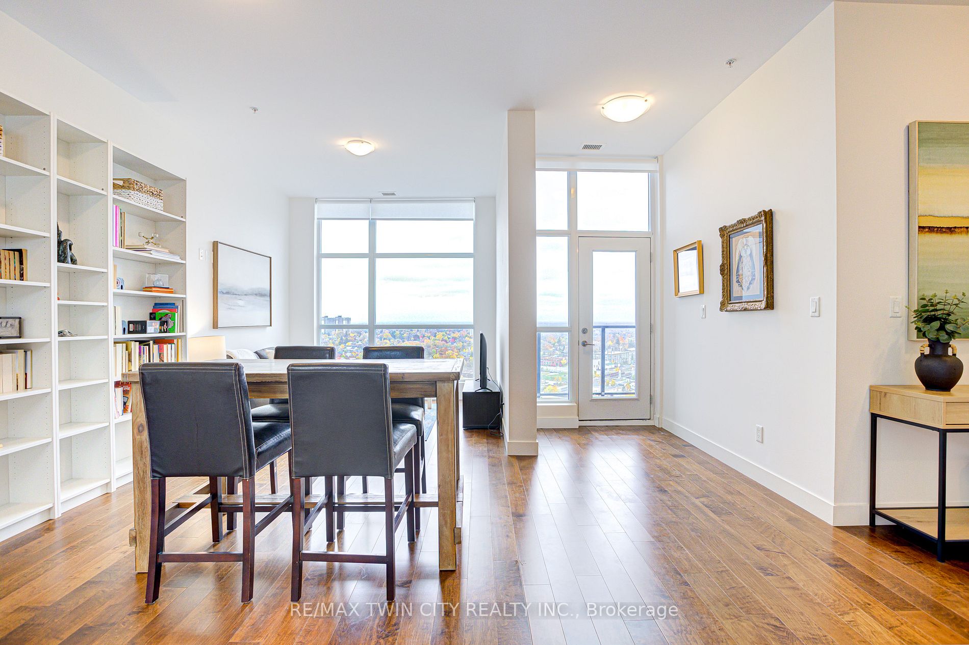 1 Victoria St S, #1806