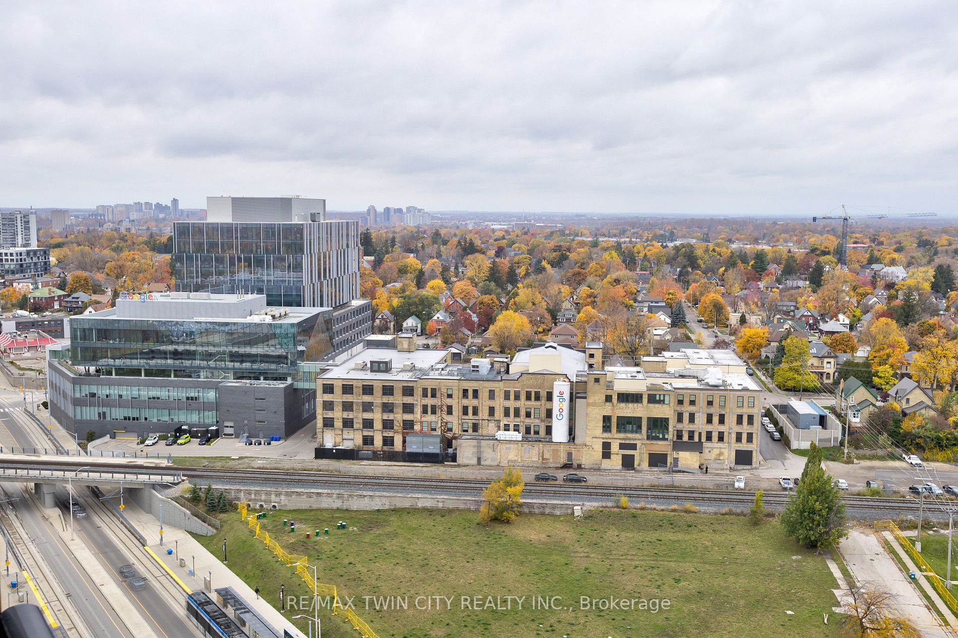 1 Victoria St S, #1806