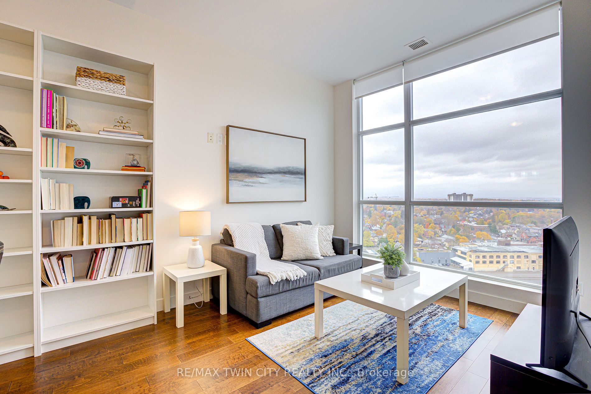 1 Victoria St S, #1806