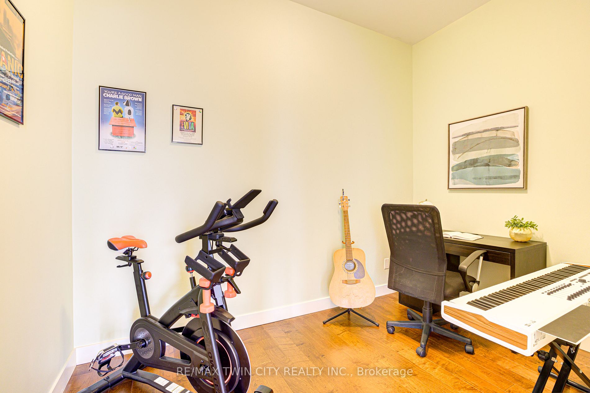 1 Victoria St S, #1806