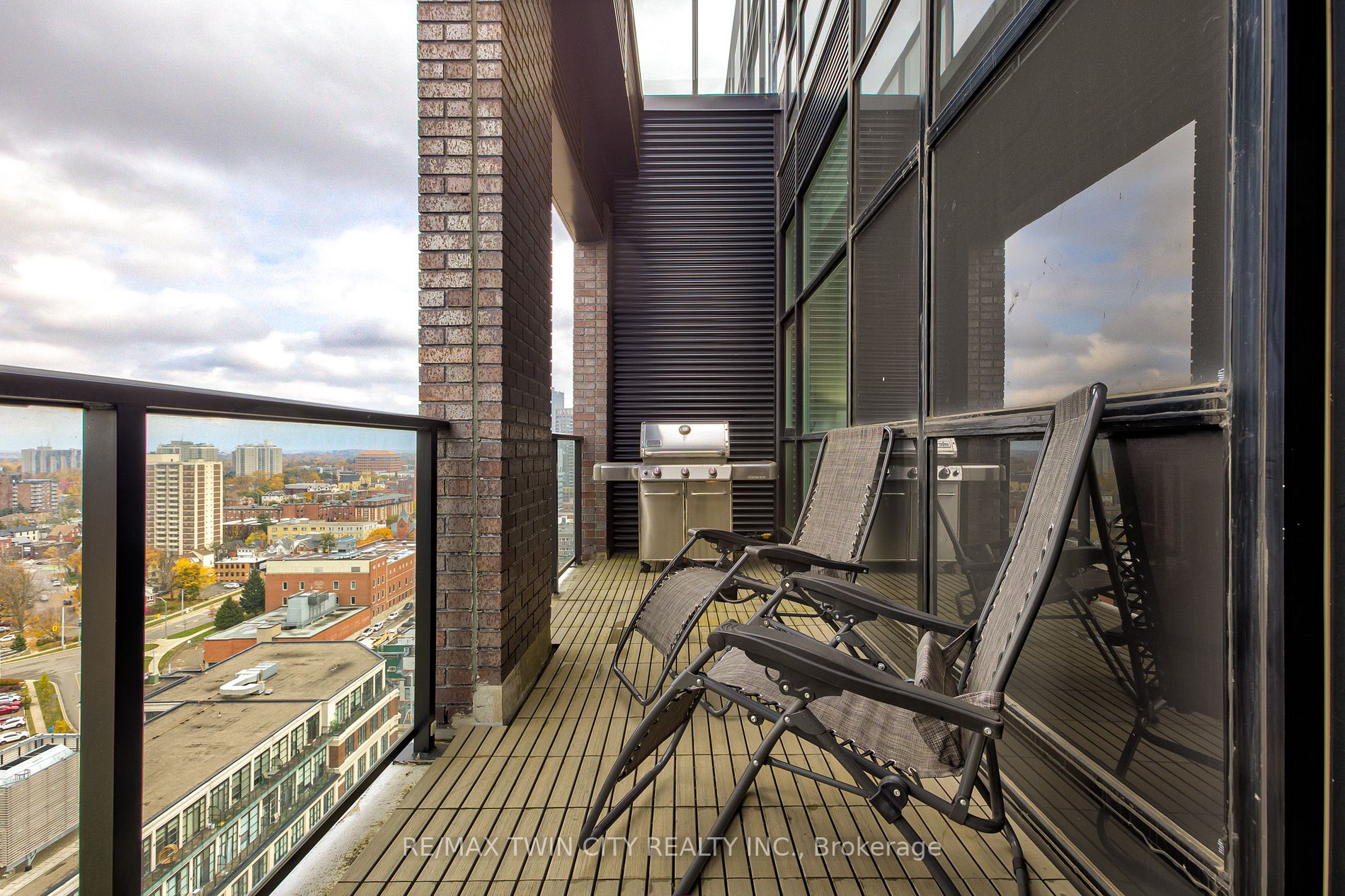 1 Victoria St S, #1806