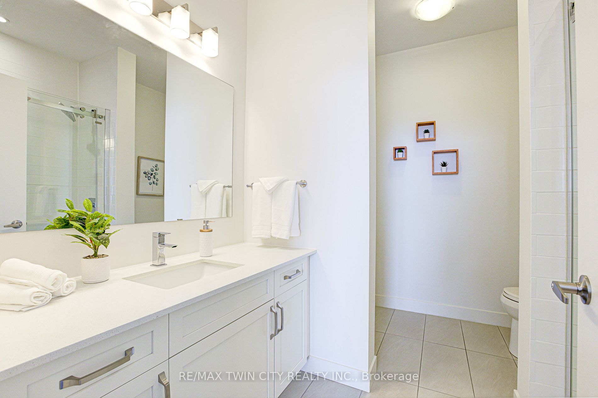 1 Victoria St S, #1806