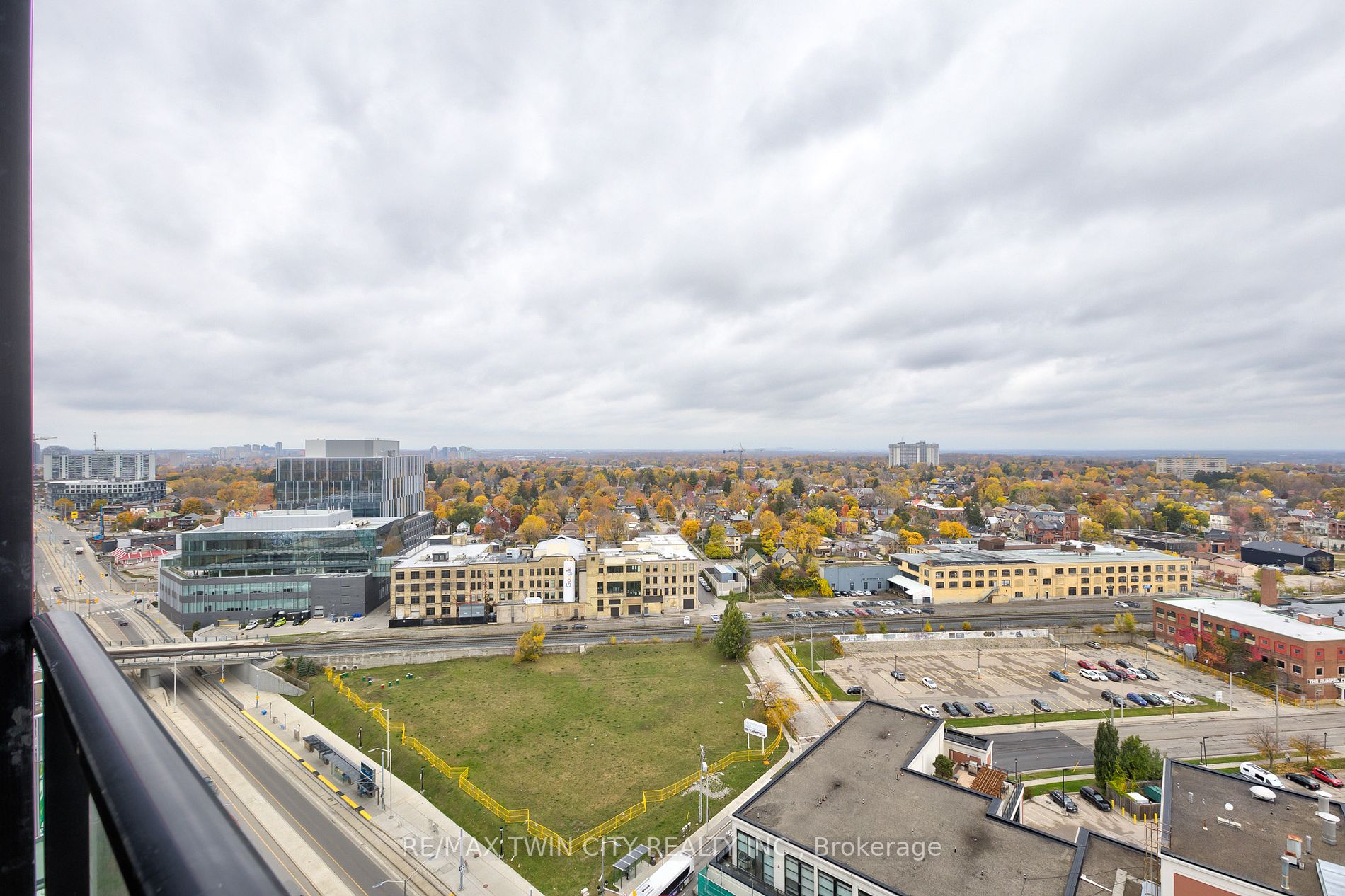 1 Victoria St S, #1806