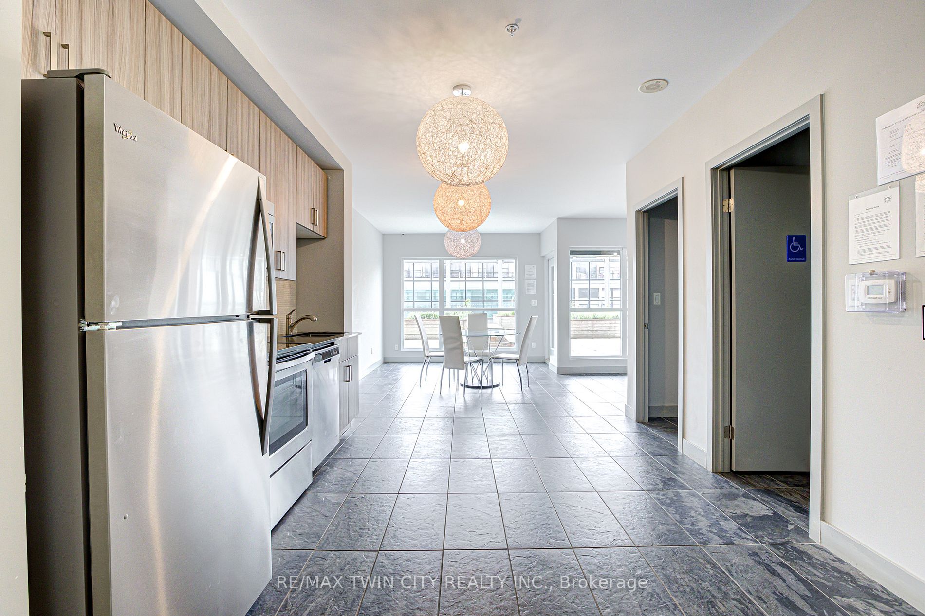 1 Victoria St S, #1806