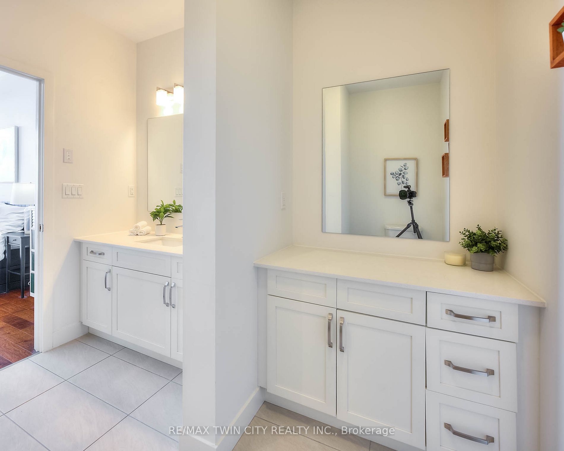 1 Victoria St S, #1806