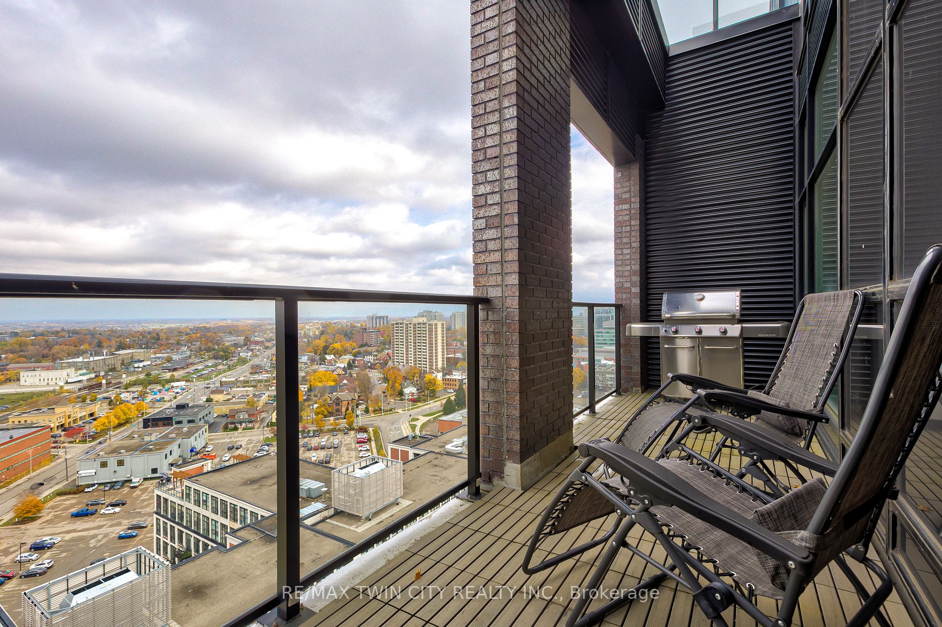 1 Victoria St S, #1806