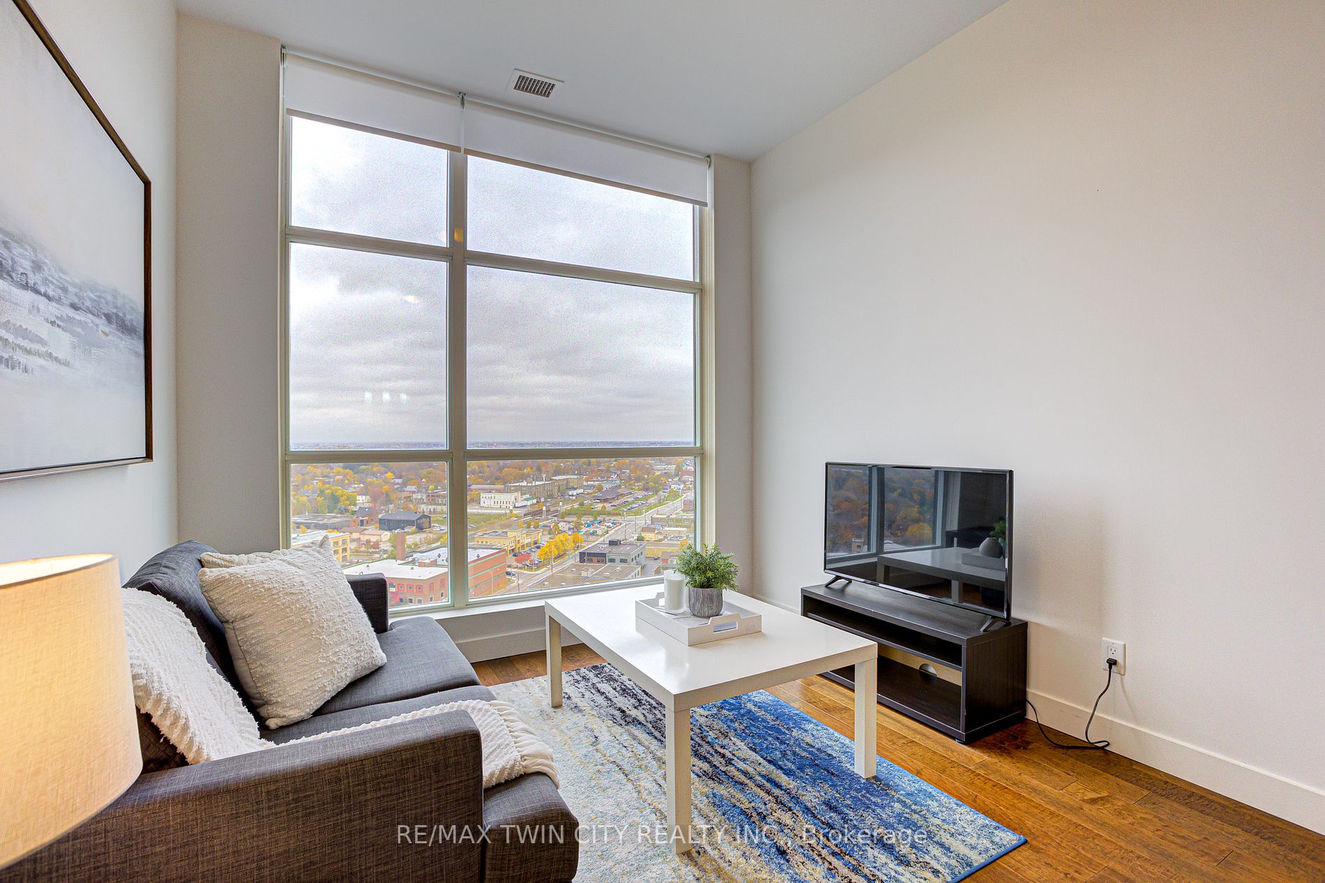 1 Victoria St S, #1806