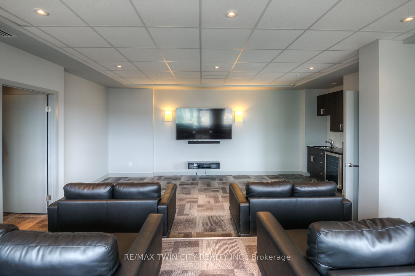 1 Victoria St S, #1806