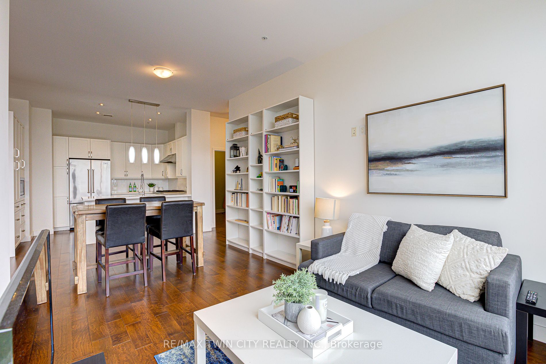 1 Victoria St S, #1806