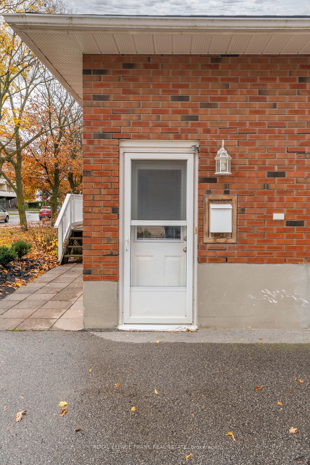100 Colborne St W