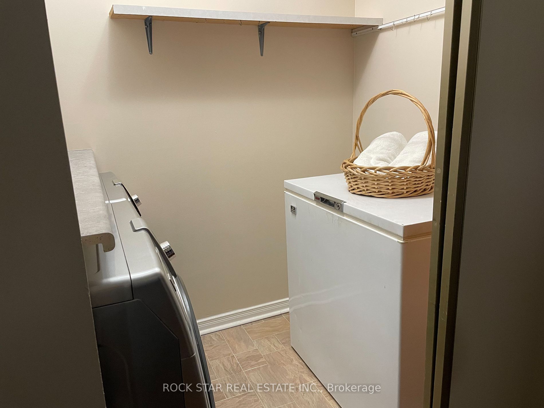 19 Woodlawn Rd E, #606
