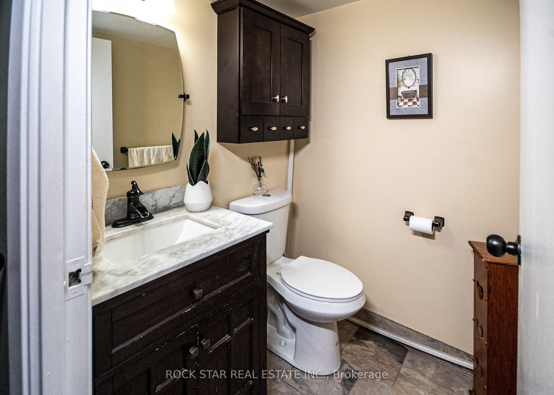 19 Woodlawn Rd E, #606
