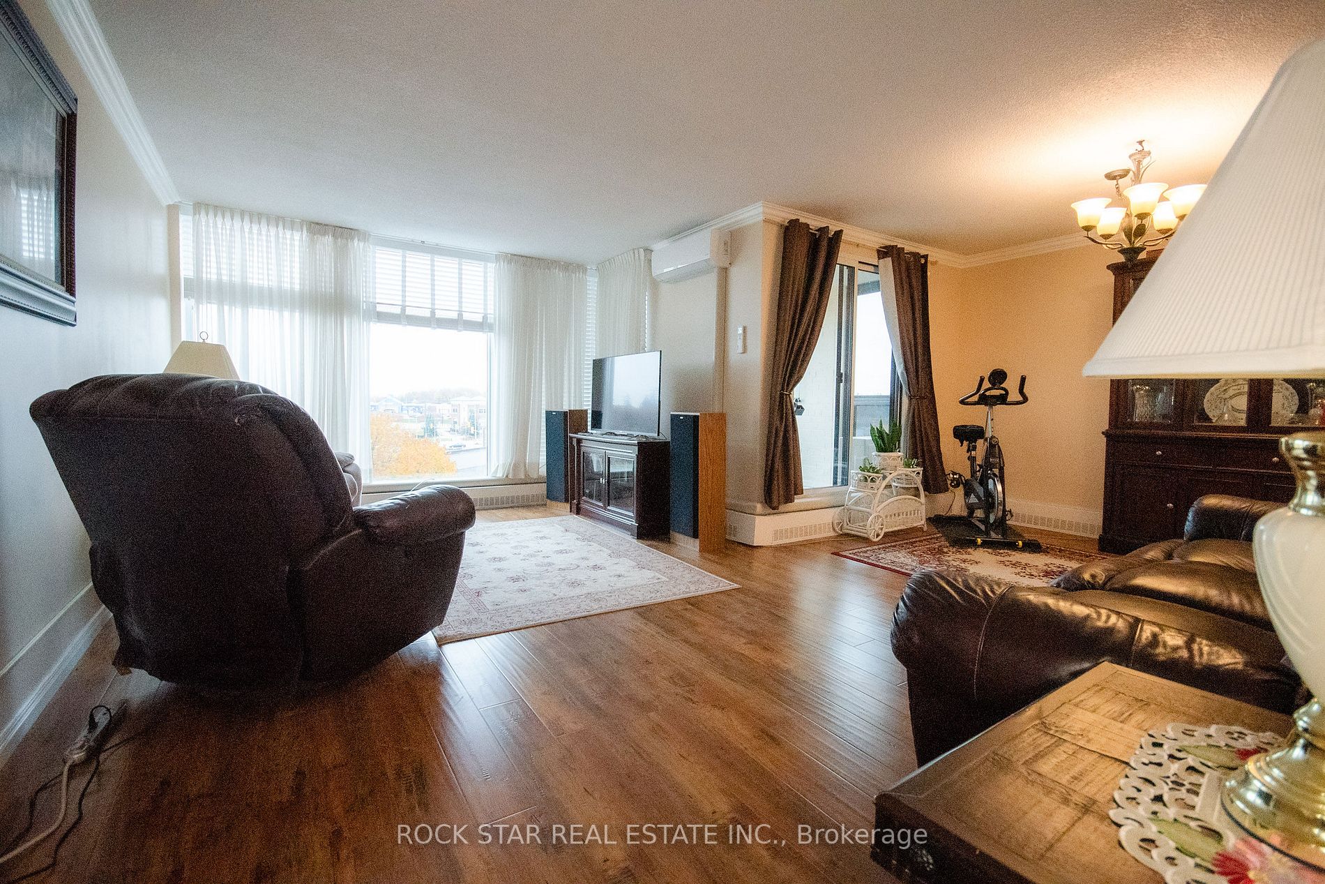 19 Woodlawn Rd E, #606