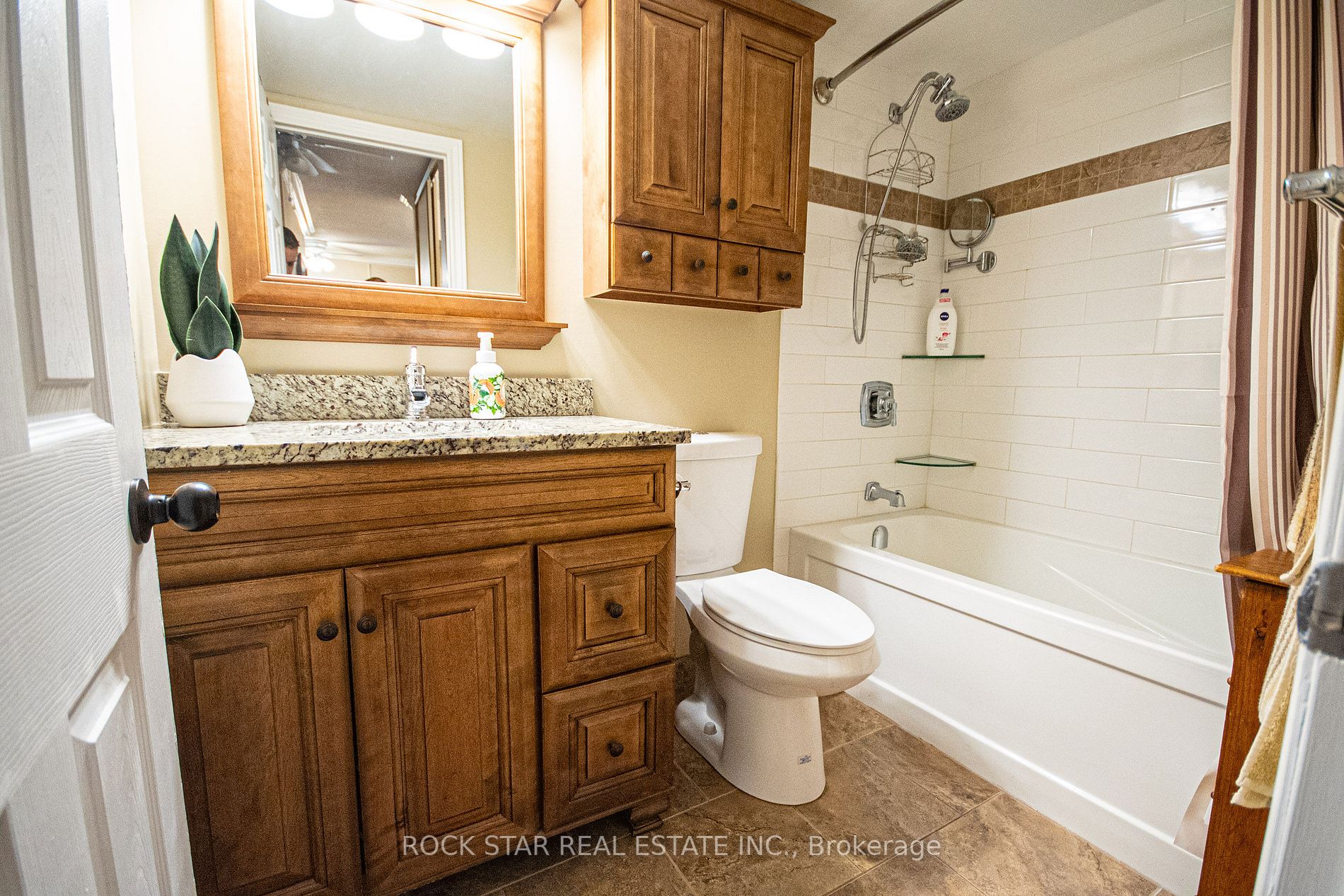 19 Woodlawn Rd E, #606