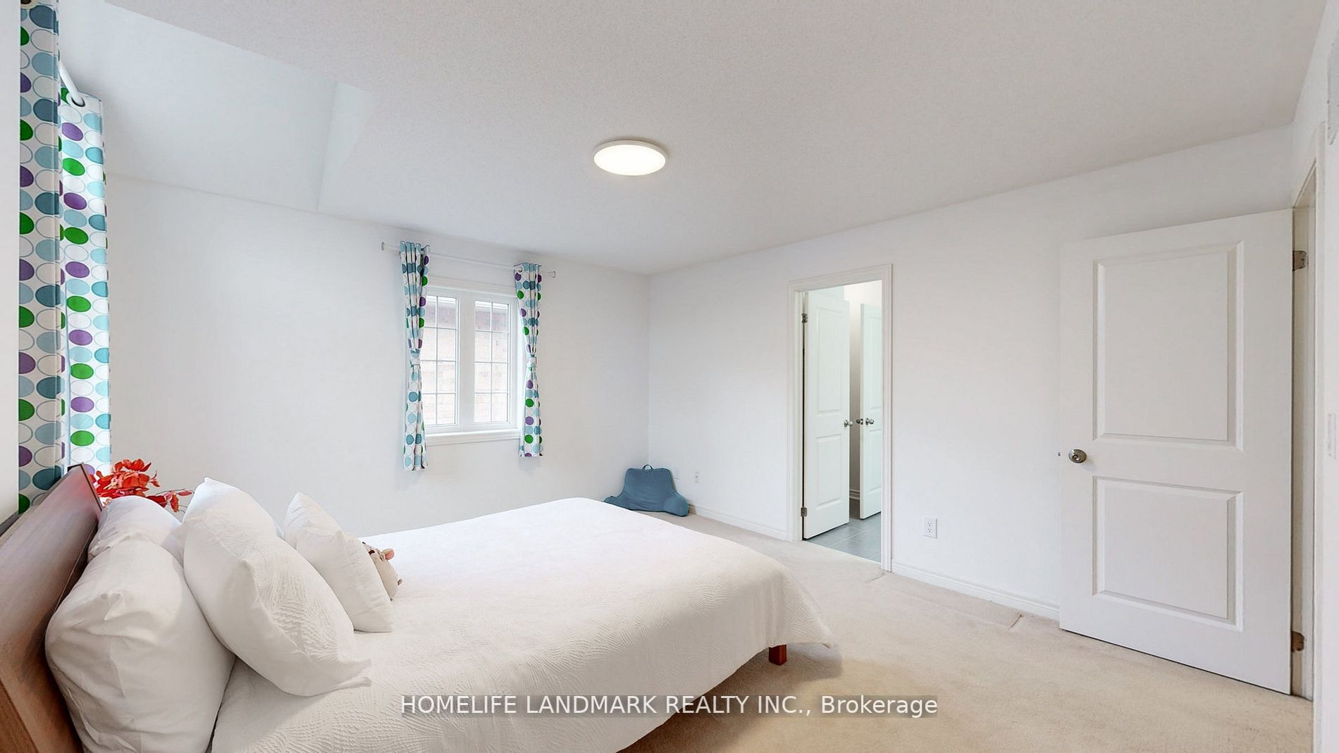 16 Henderson St