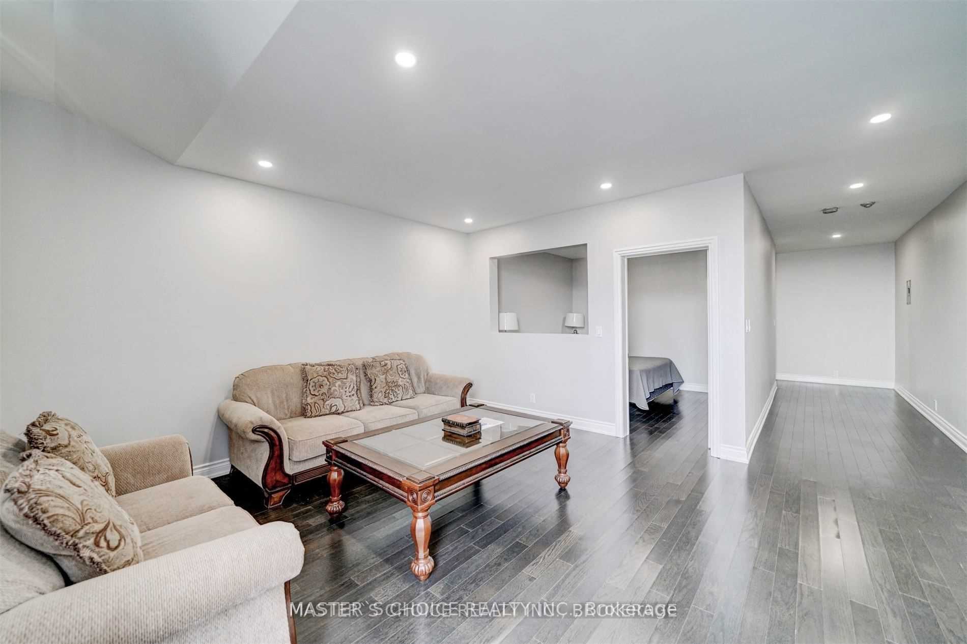 106 Carden St