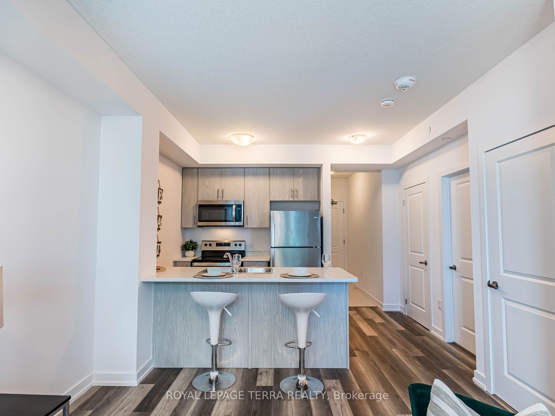460 Dundas St, #906