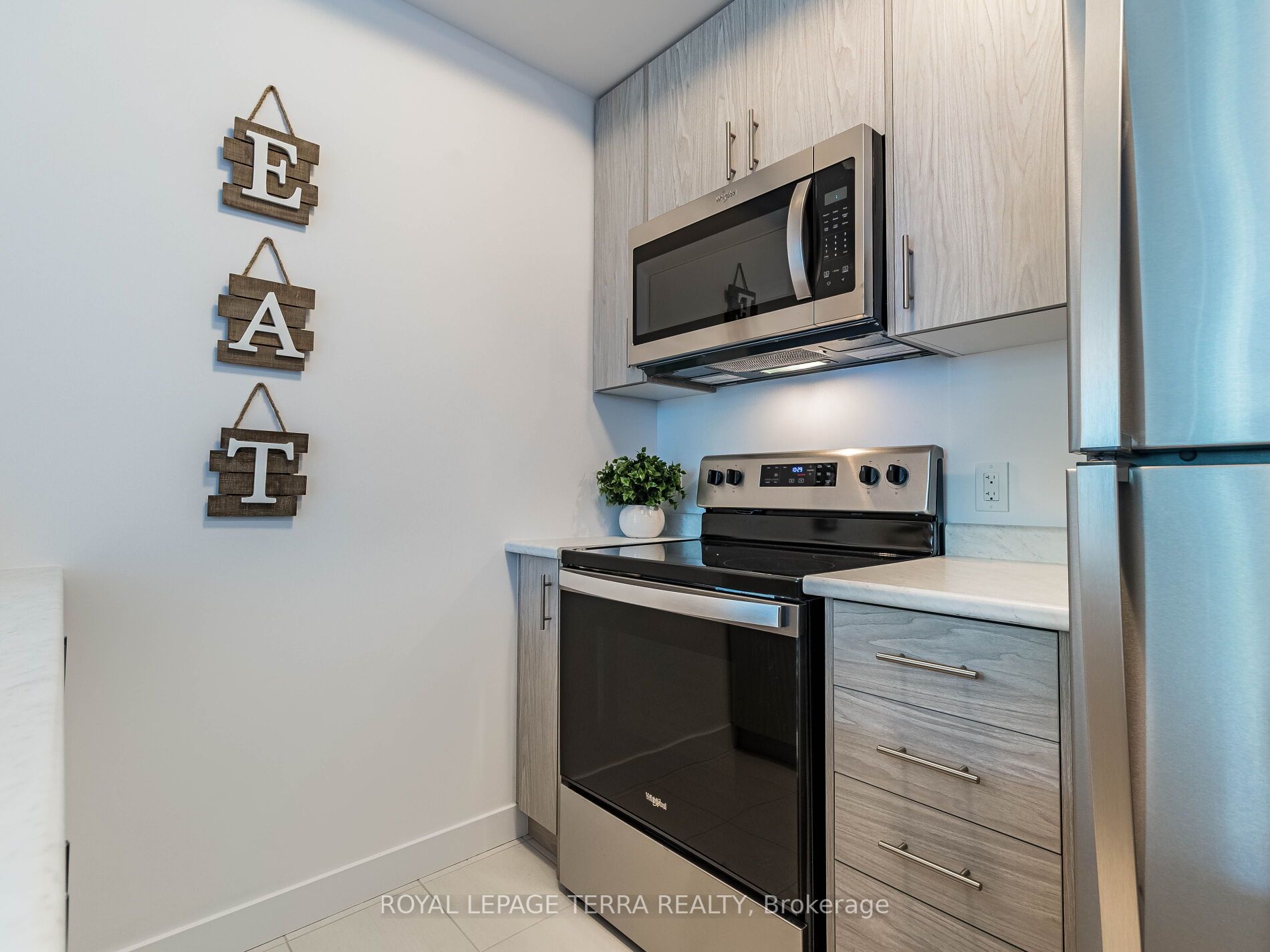 460 Dundas St, #906
