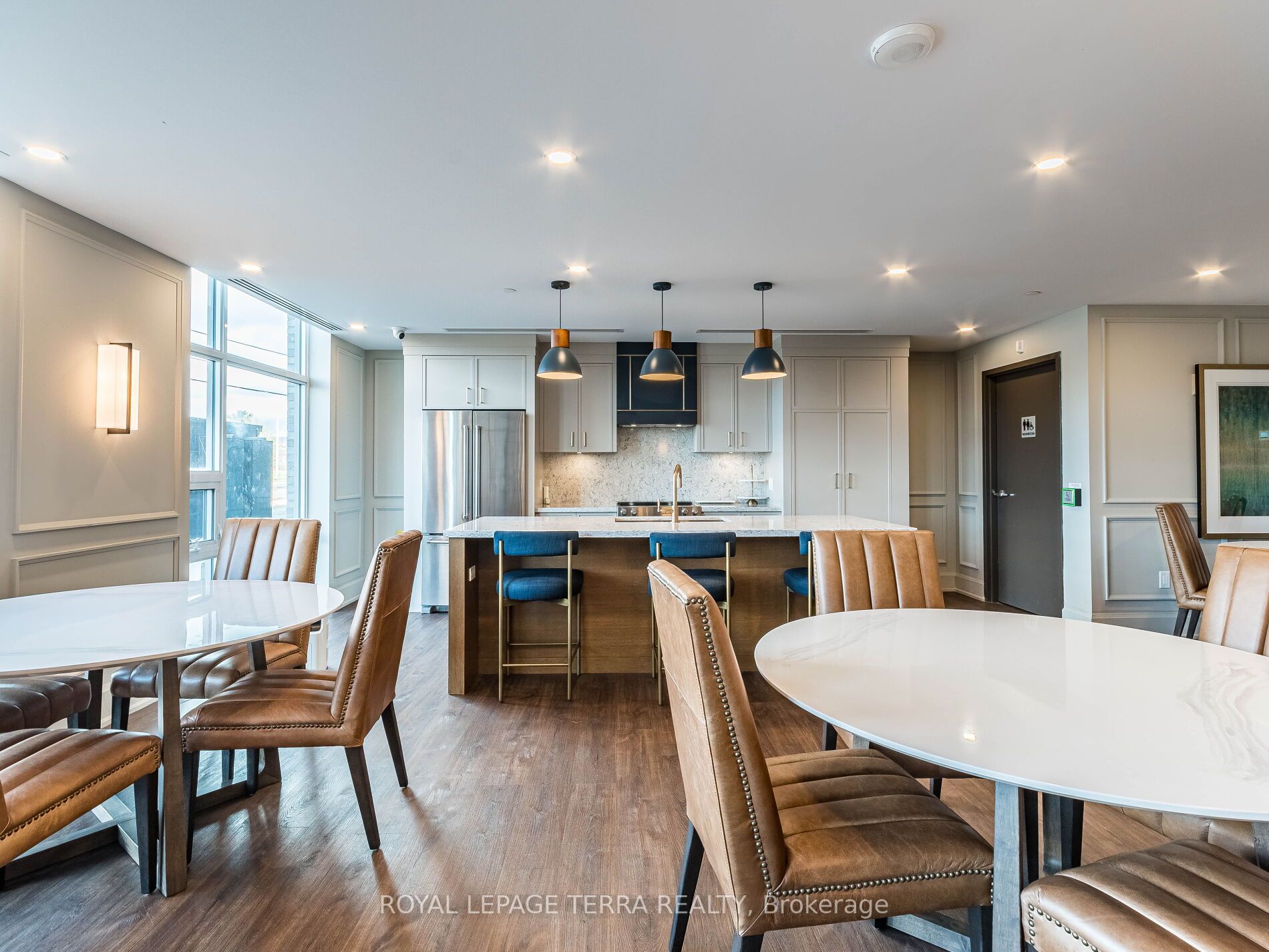 460 Dundas St, #906