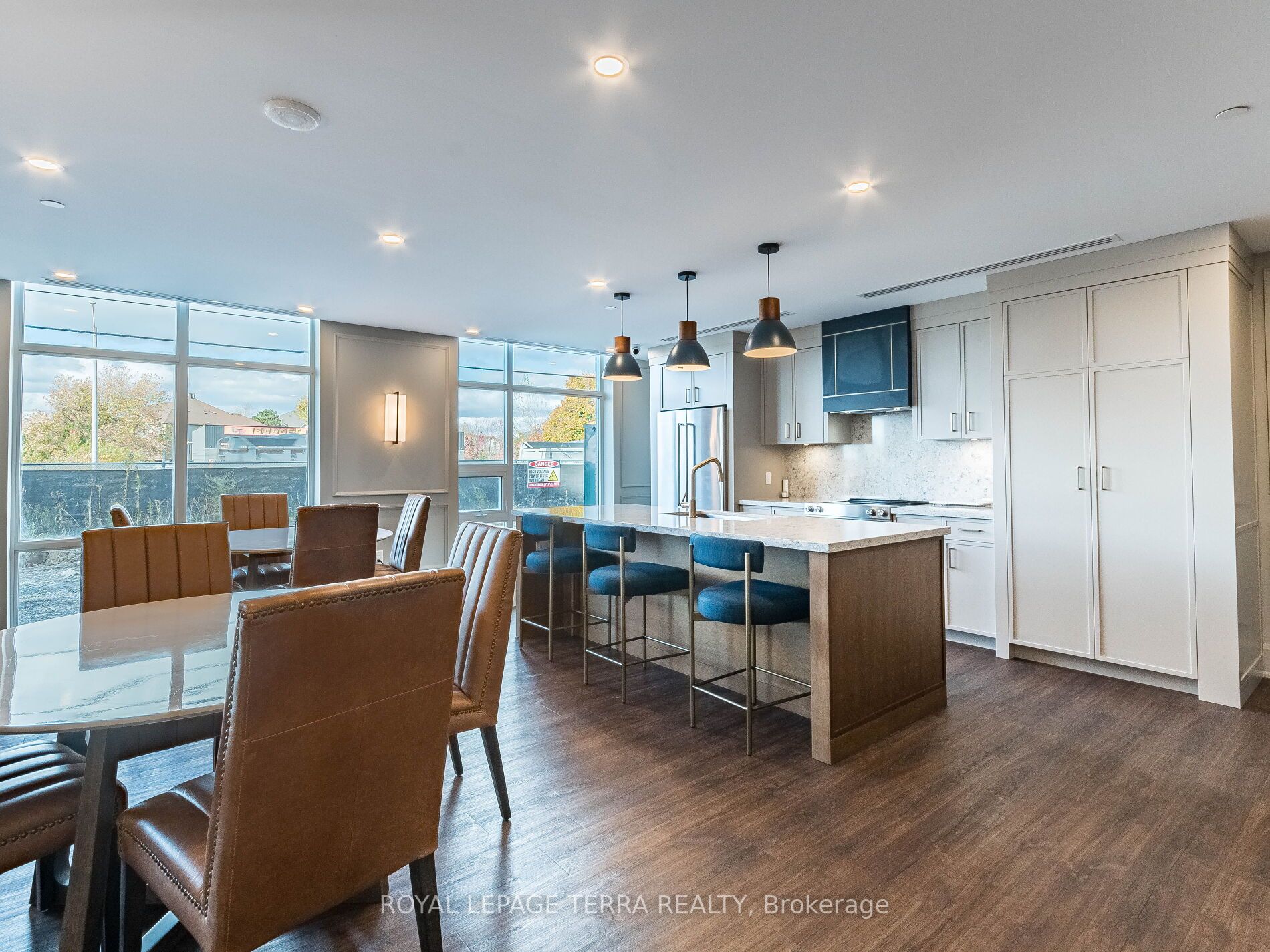 460 Dundas St, #906