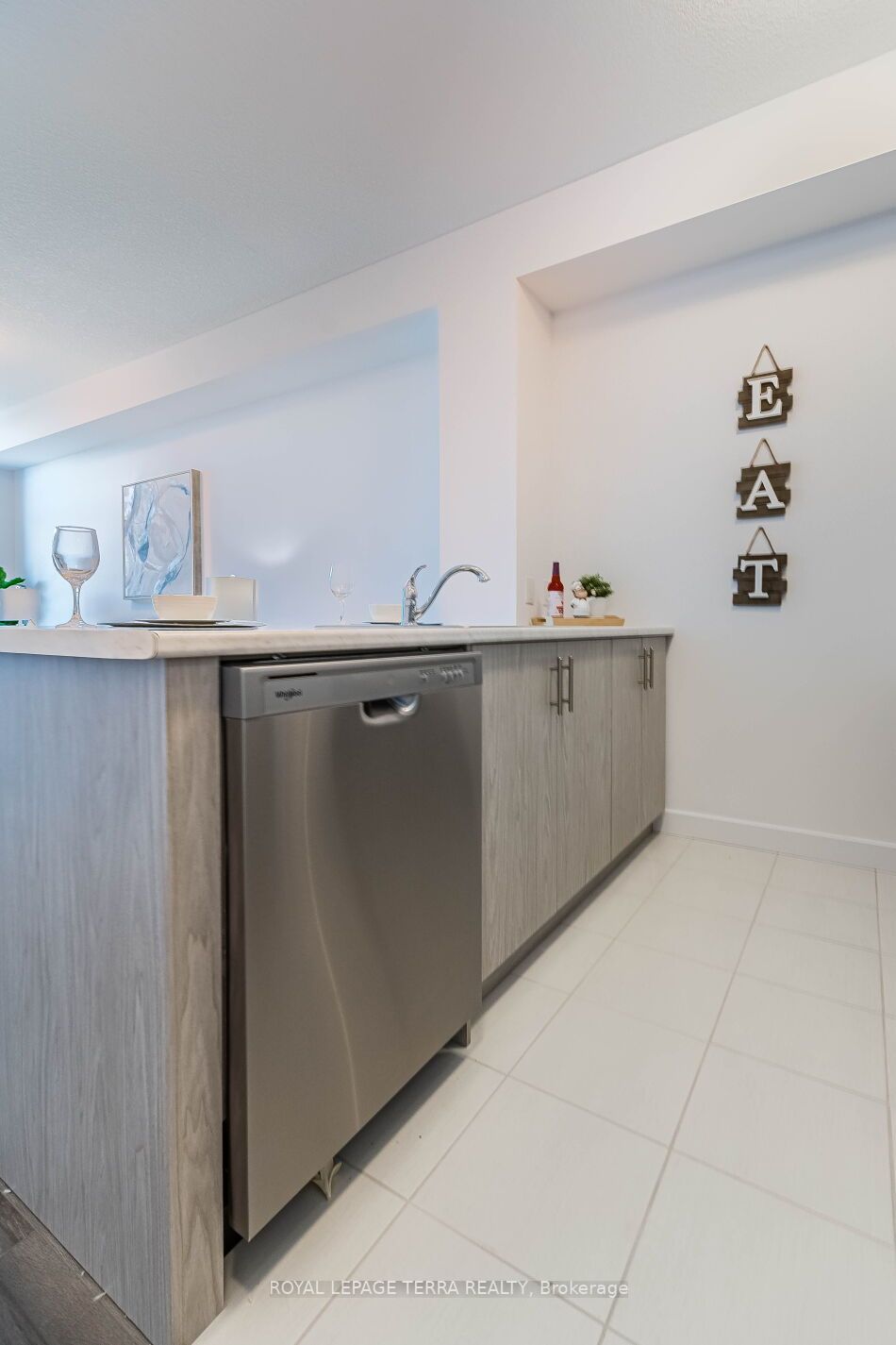 460 Dundas St, #906
