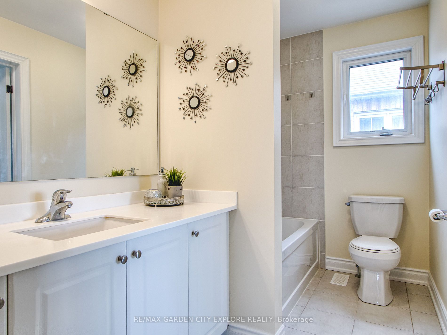 6343 Connor Cres