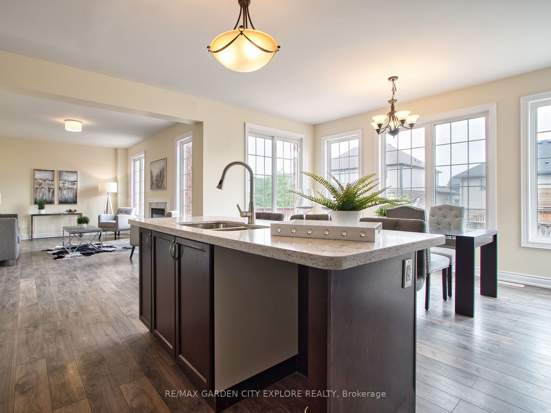 6343 Connor Cres