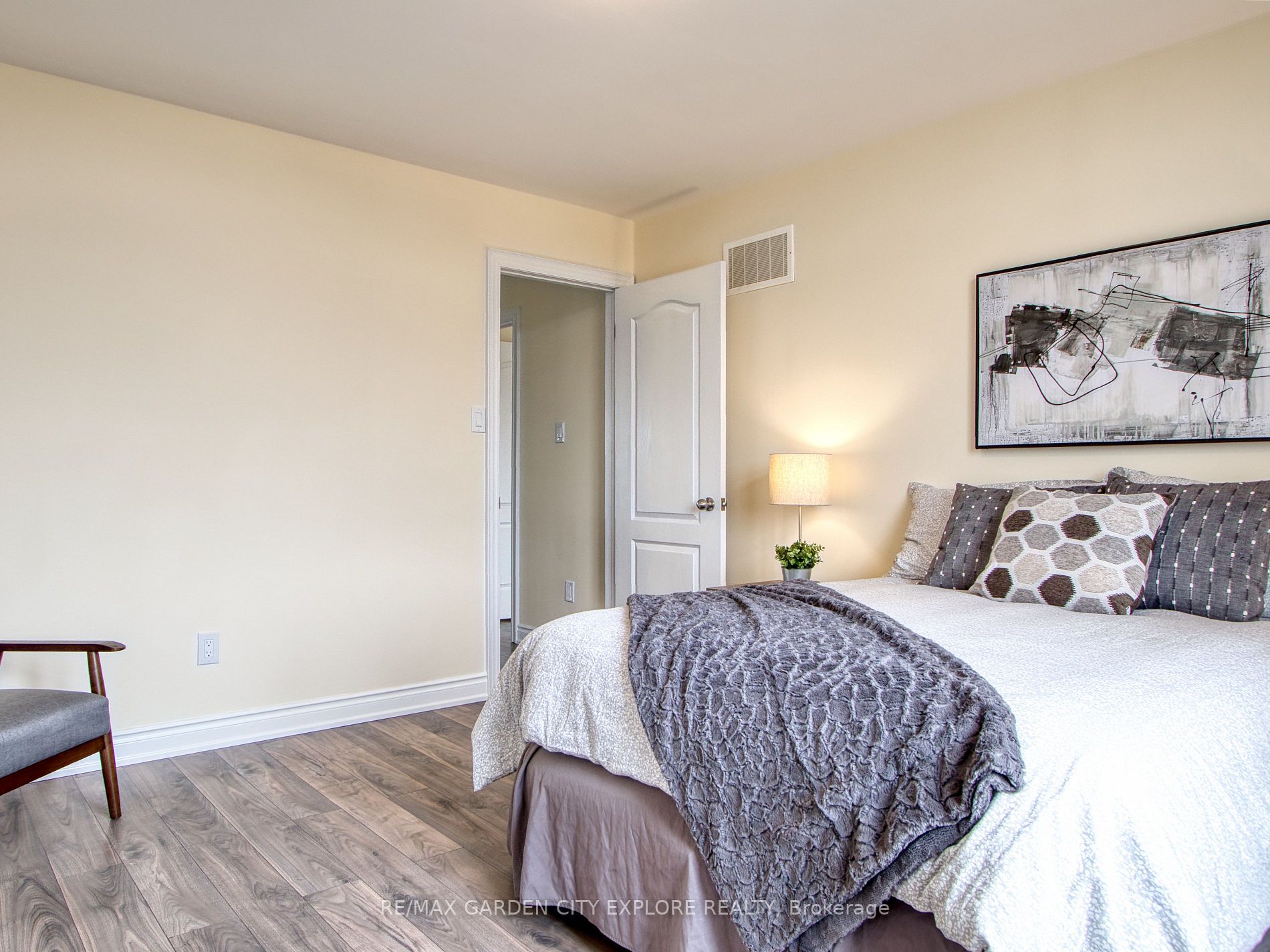 6343 Connor Cres