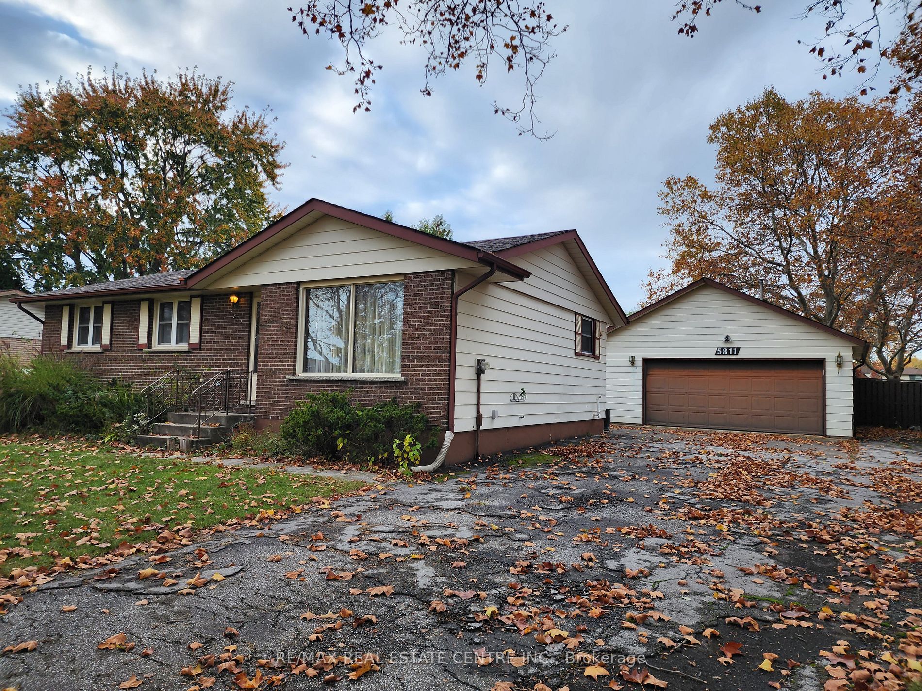 5811 Sunnylea Cres