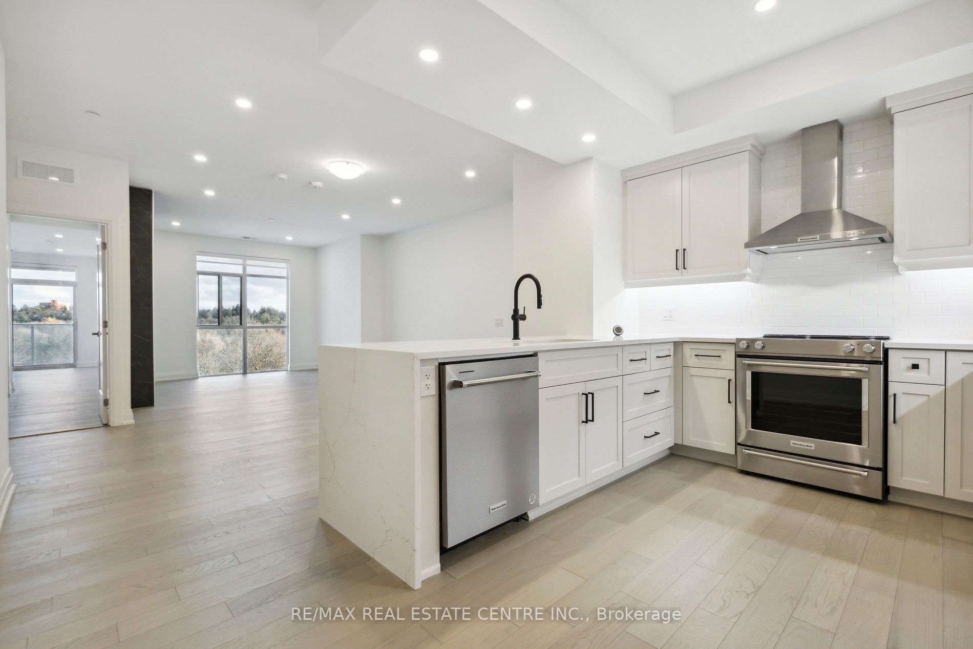 71 Wyndham St S, #602