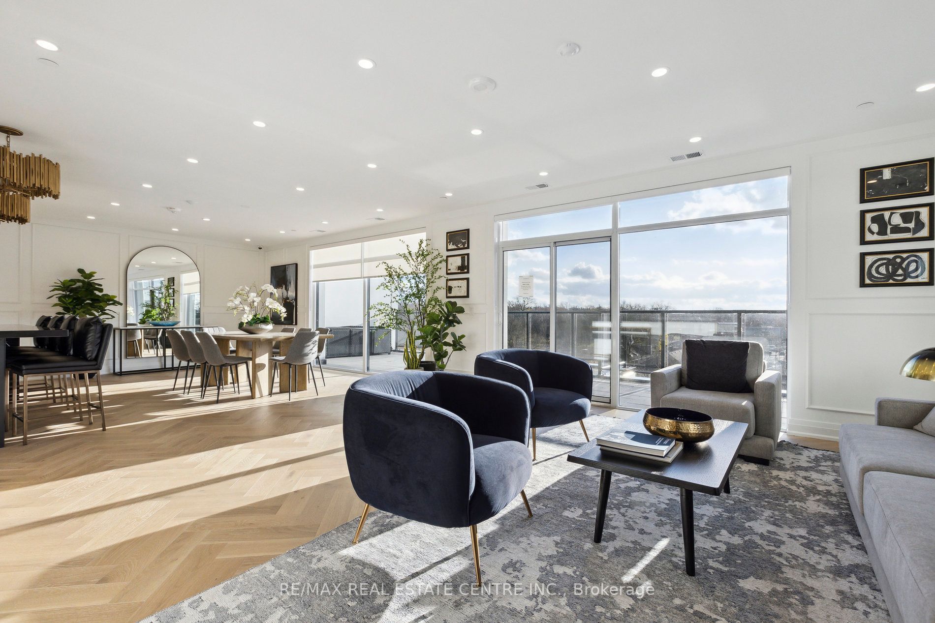 71 Wyndham St S, #602