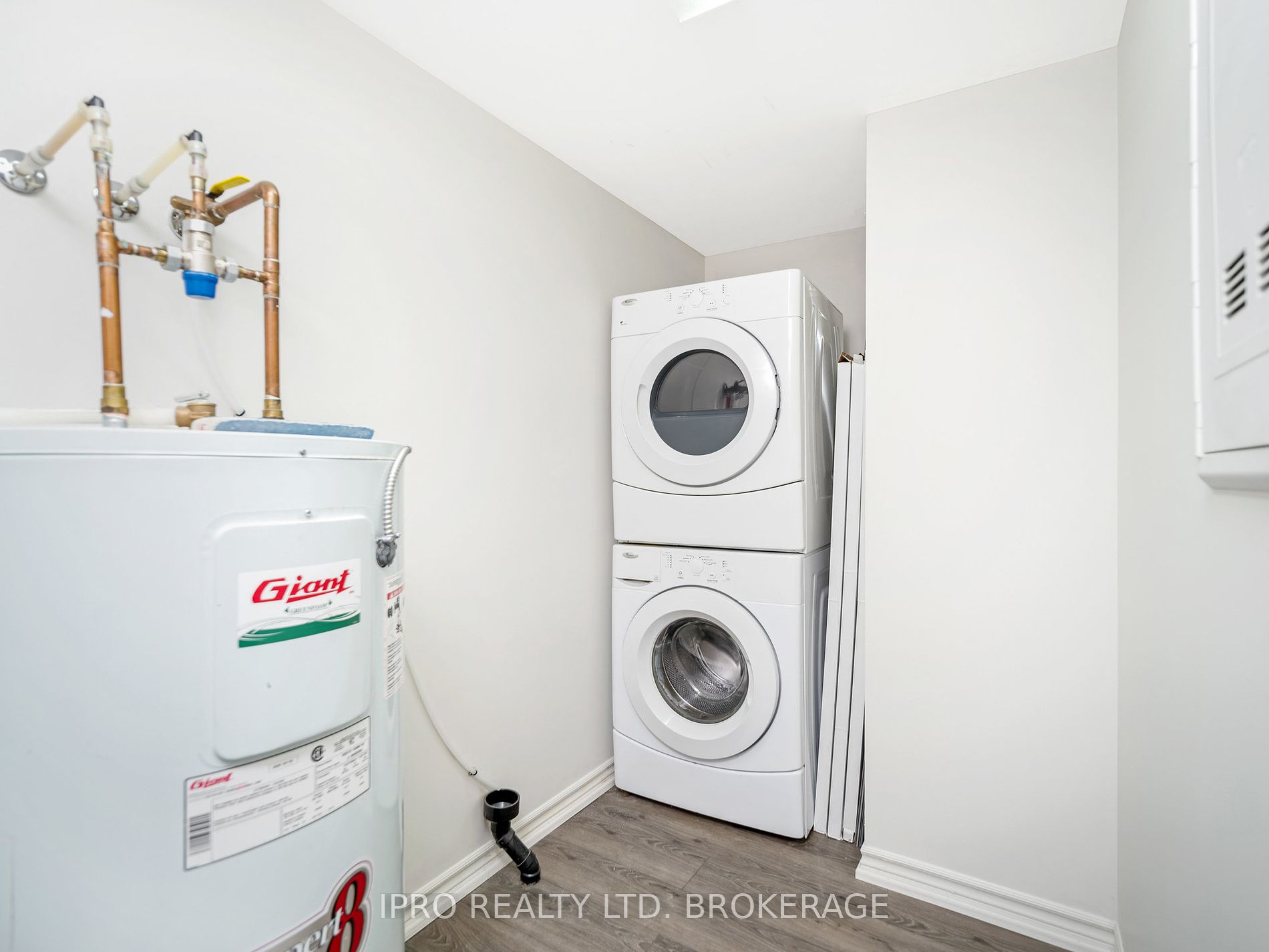 60 Lynnmore St, #111