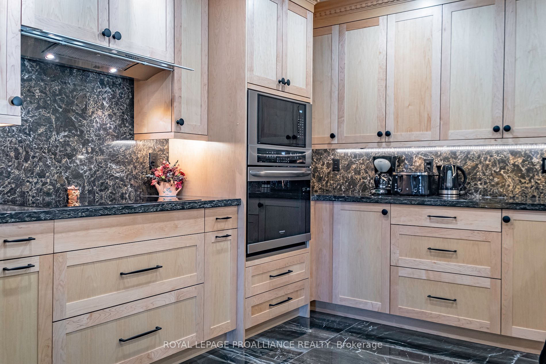 245 Elgin St W, #411