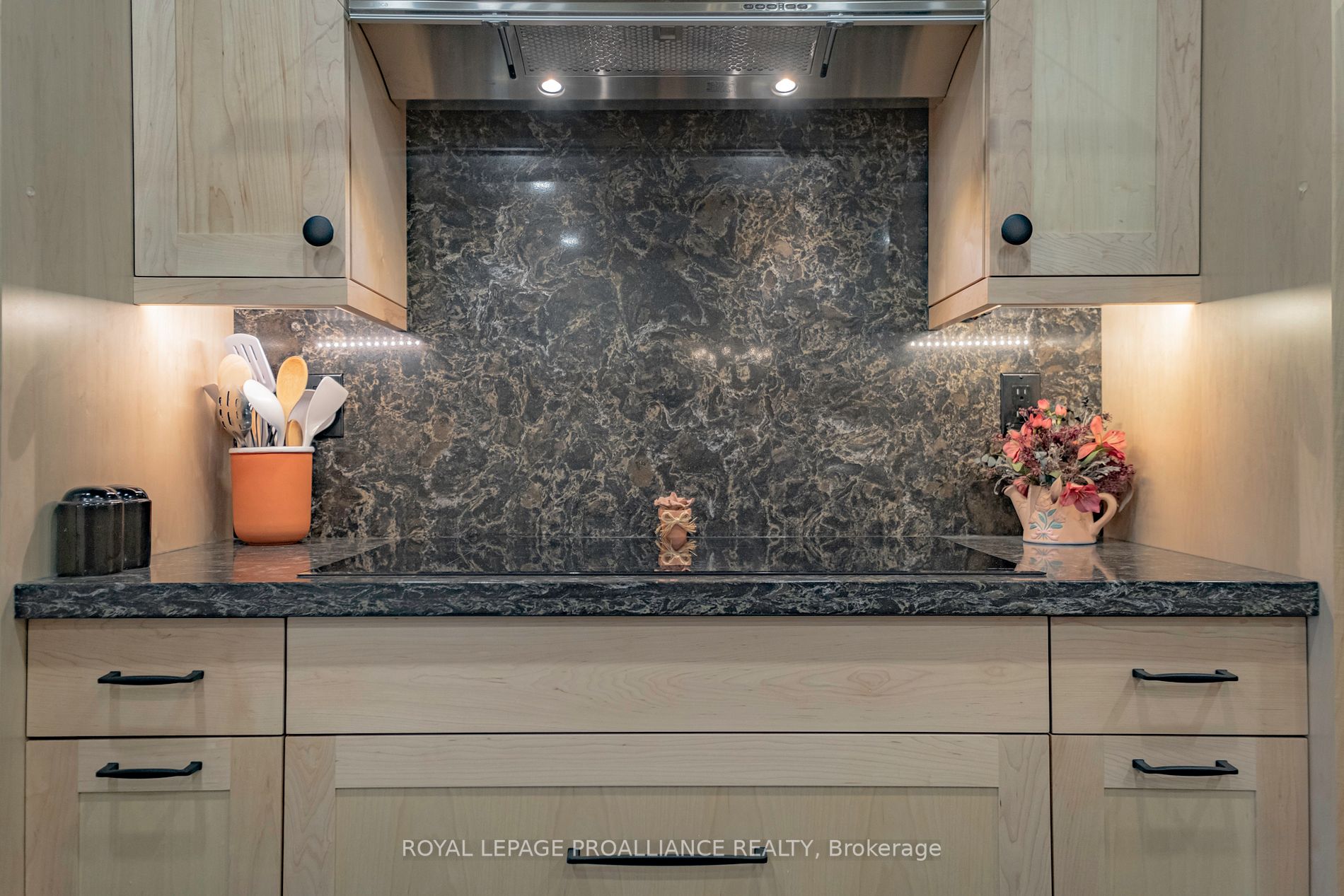 245 Elgin St W, #411