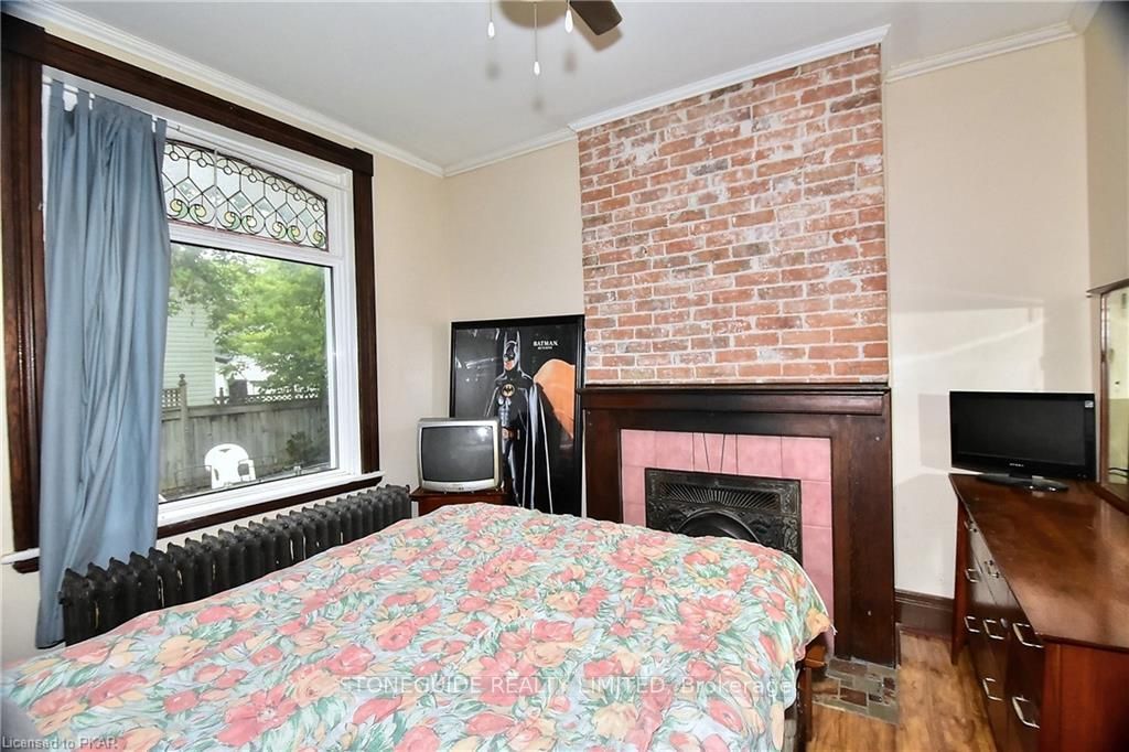 144 Queen St