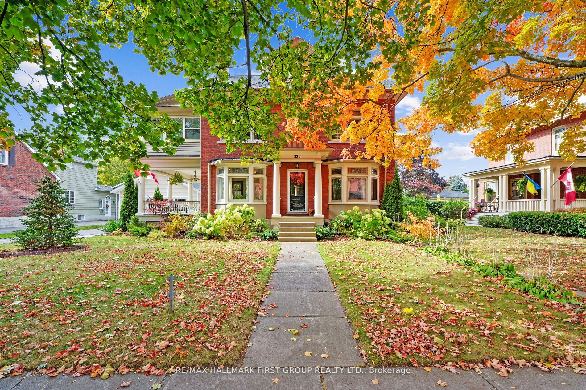 325 College St