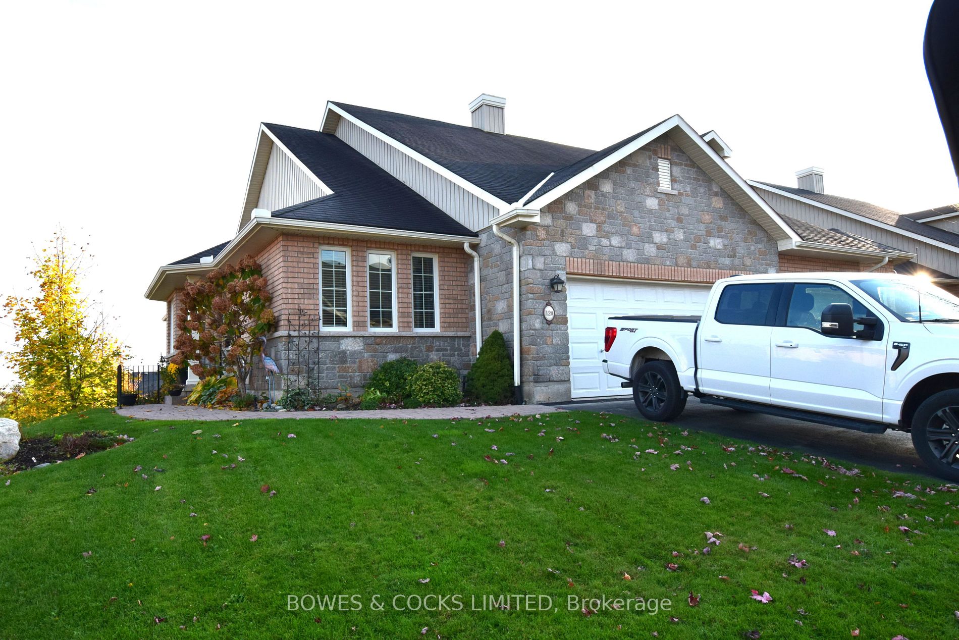 120 Village Cres, #120