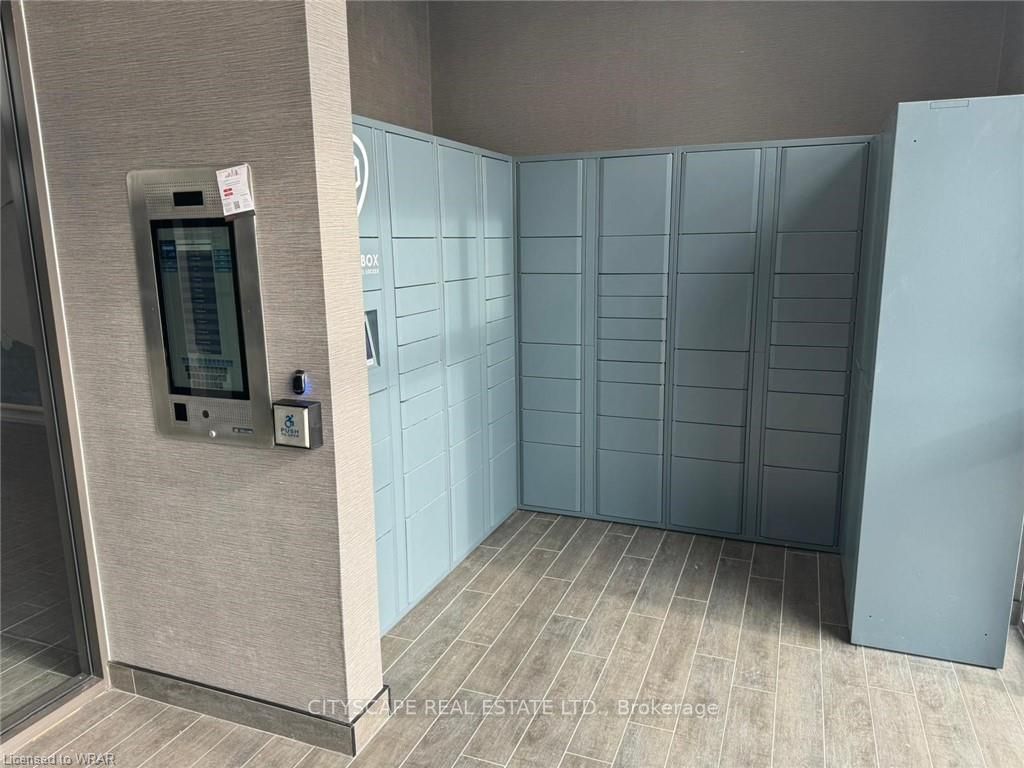 460 Dundas St, #902