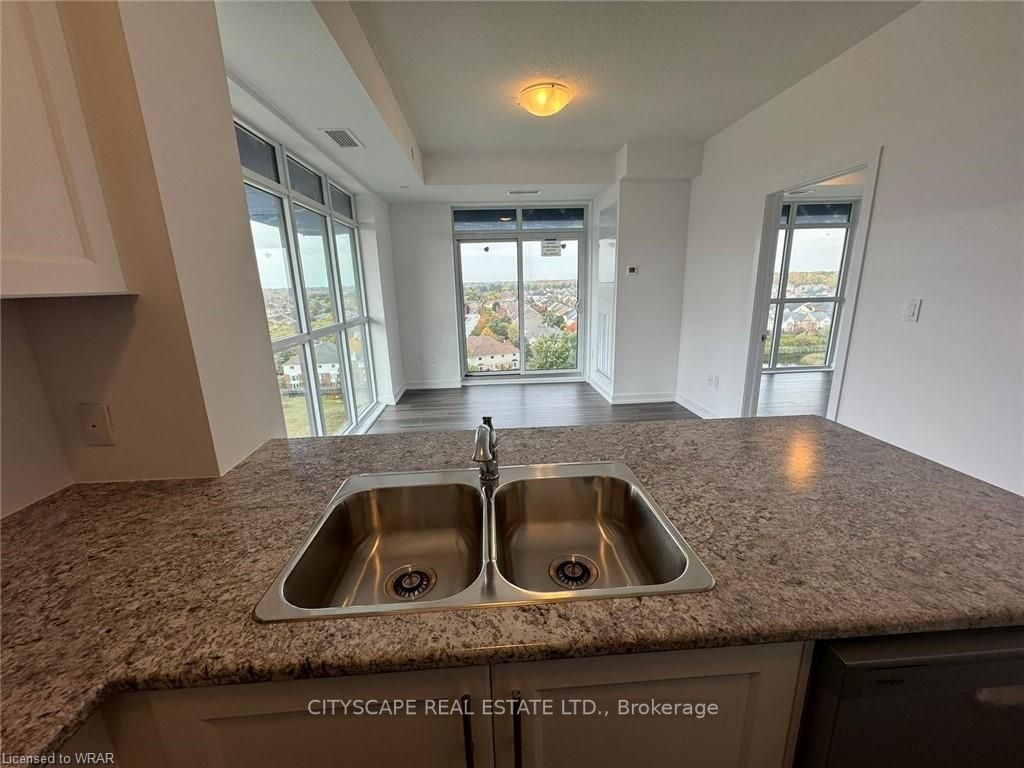 460 Dundas St, #902