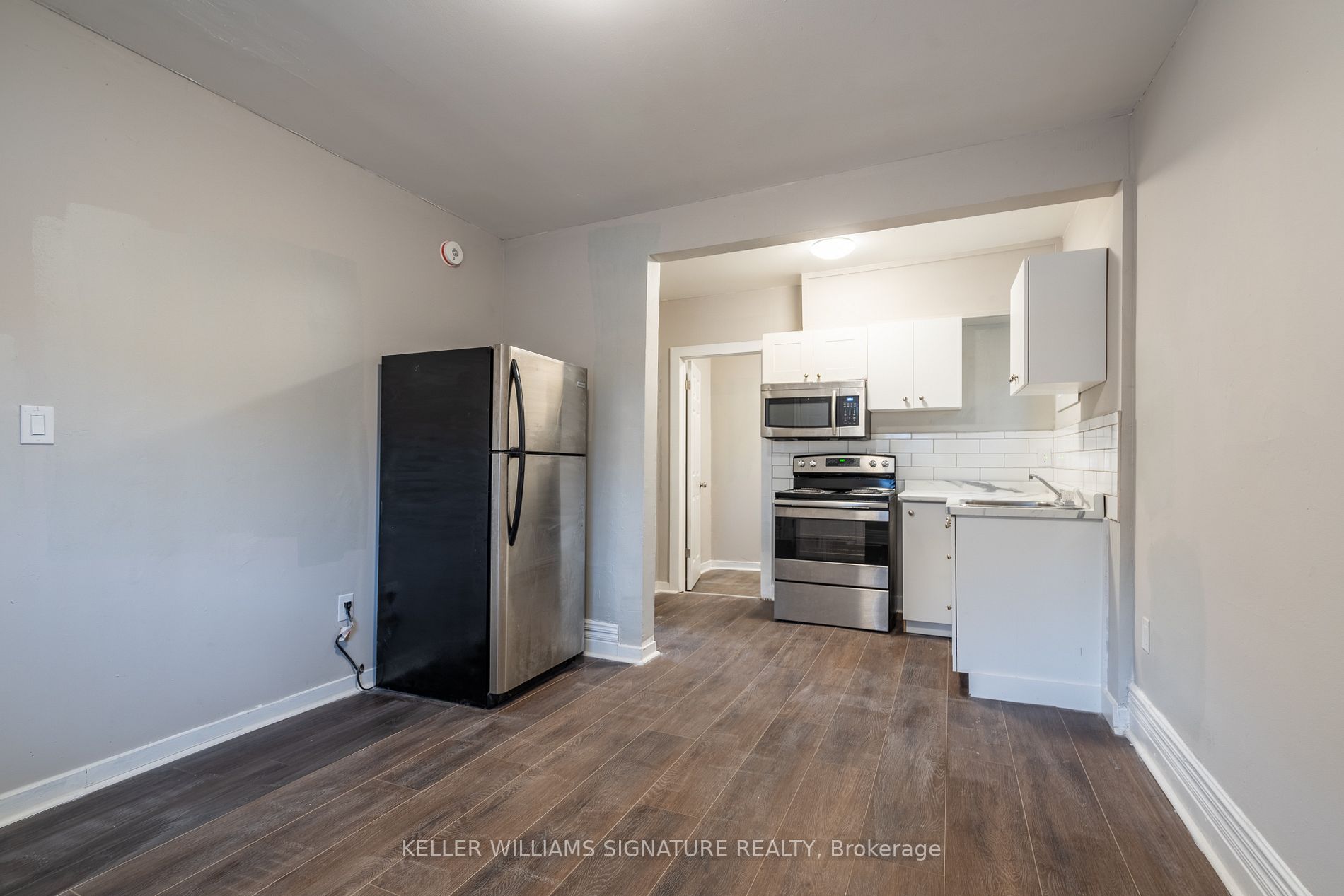 75 Queenston St