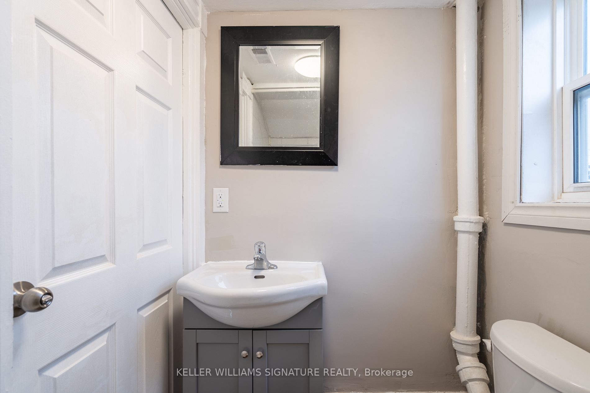 75 Queenston St