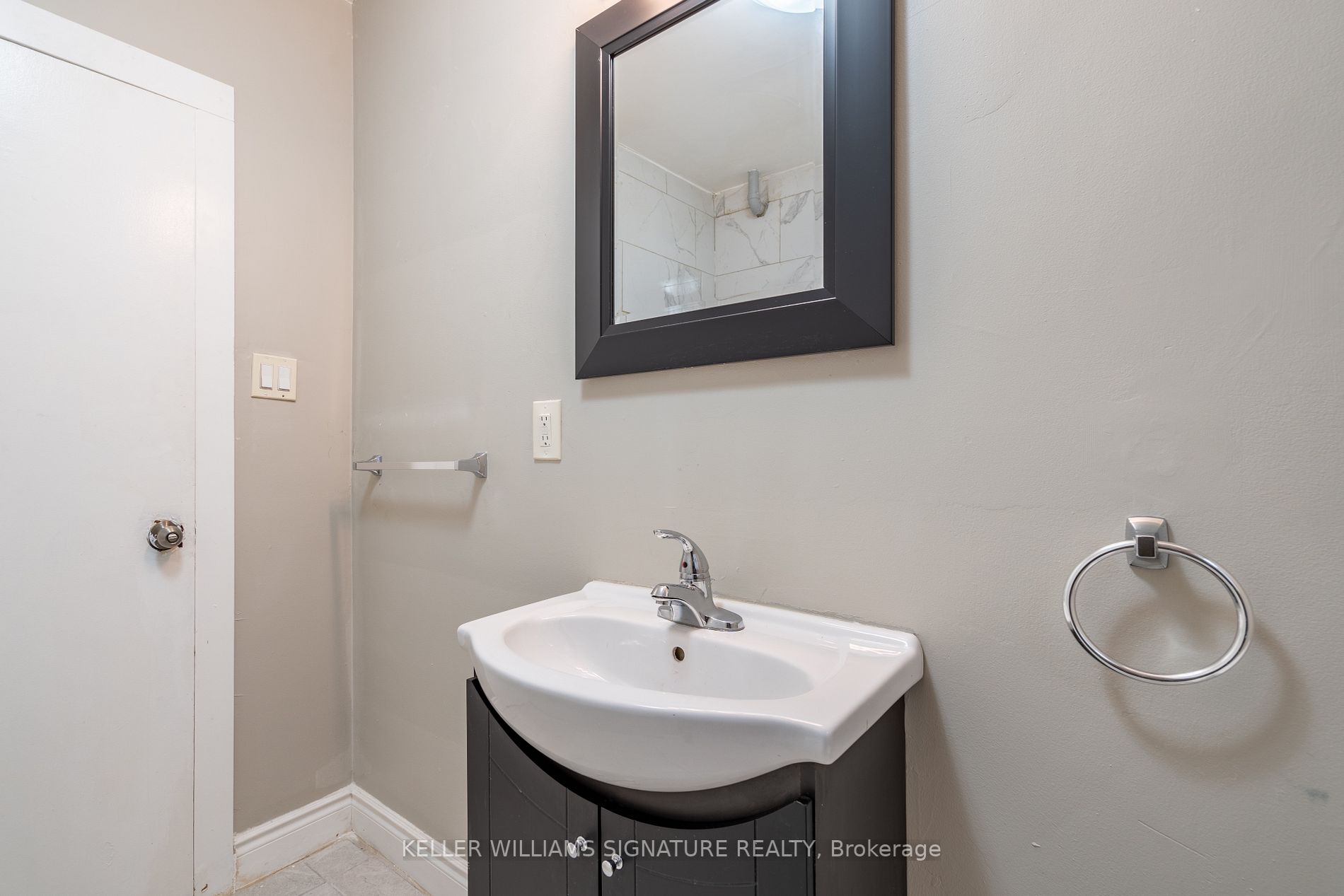 75 Queenston St