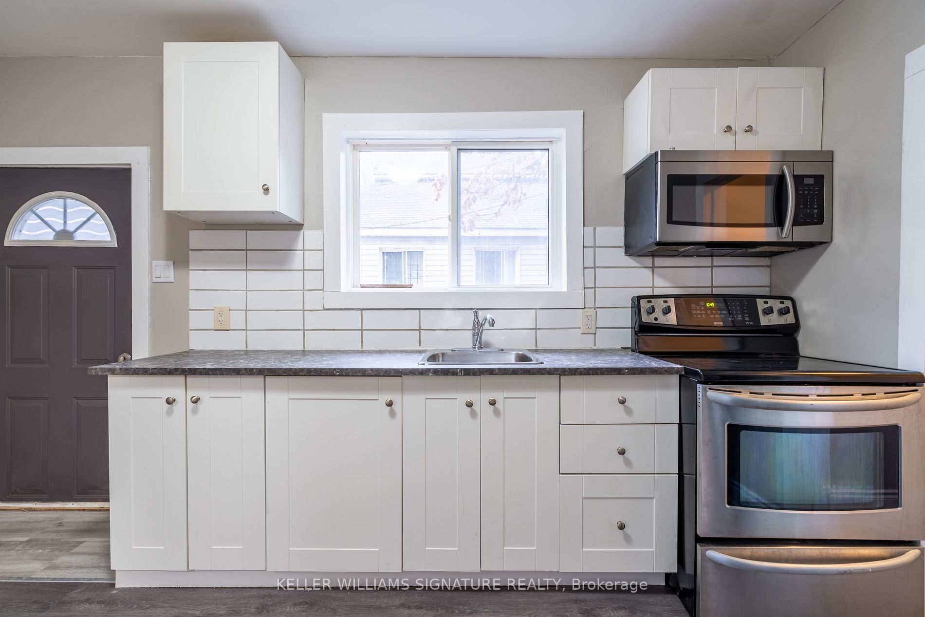 75 Queenston St